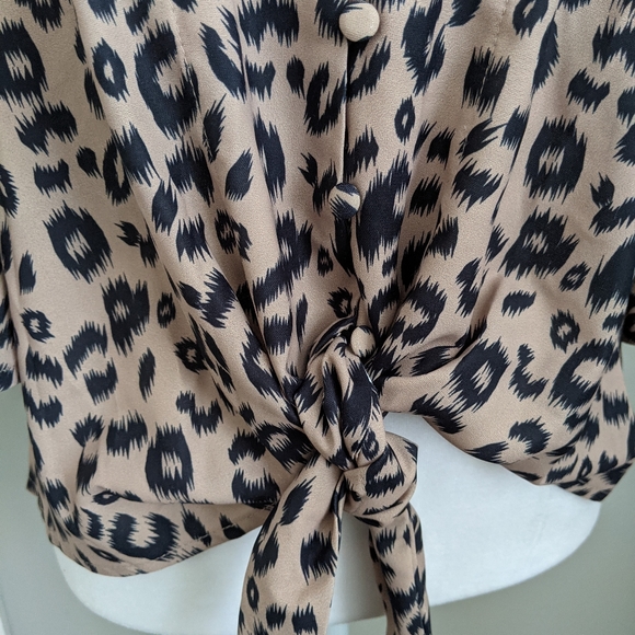 Leopard print tie-front buttoned top - Picture 7 of 7